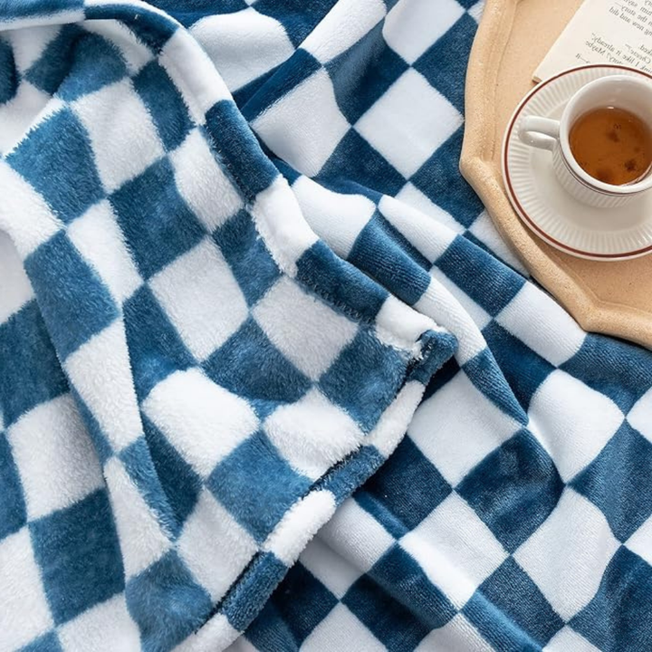 Azura | Stylish blanket in checkered pattern for your home
