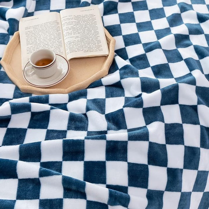 Azura | Stylish blanket in checkered pattern for your home