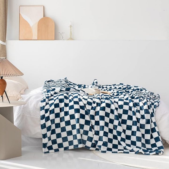 Azura | Stylish blanket in checkered pattern for your home
