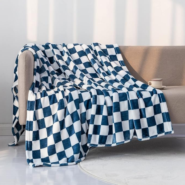 Azura | Stylish blanket in checkered pattern for your home