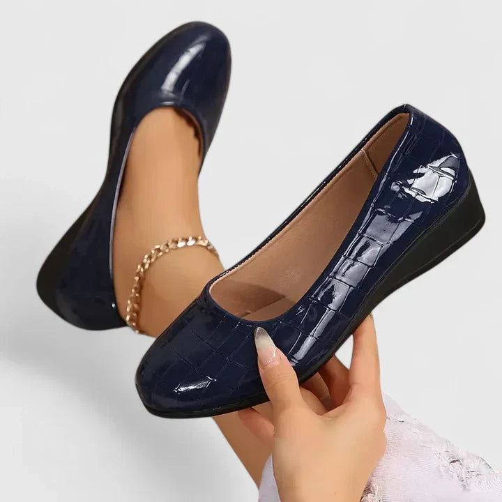 CARLY – ELEGANT EVERYDAY FLATS