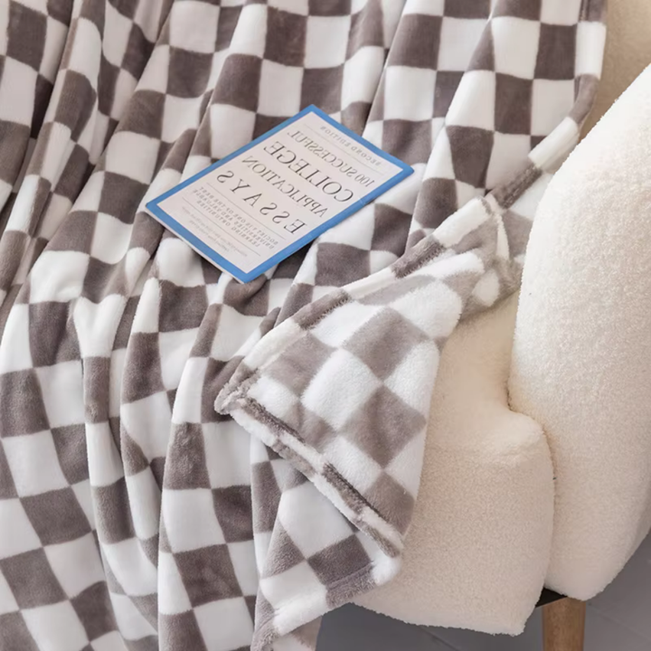 Azura | Stylish blanket in checkered pattern for your home