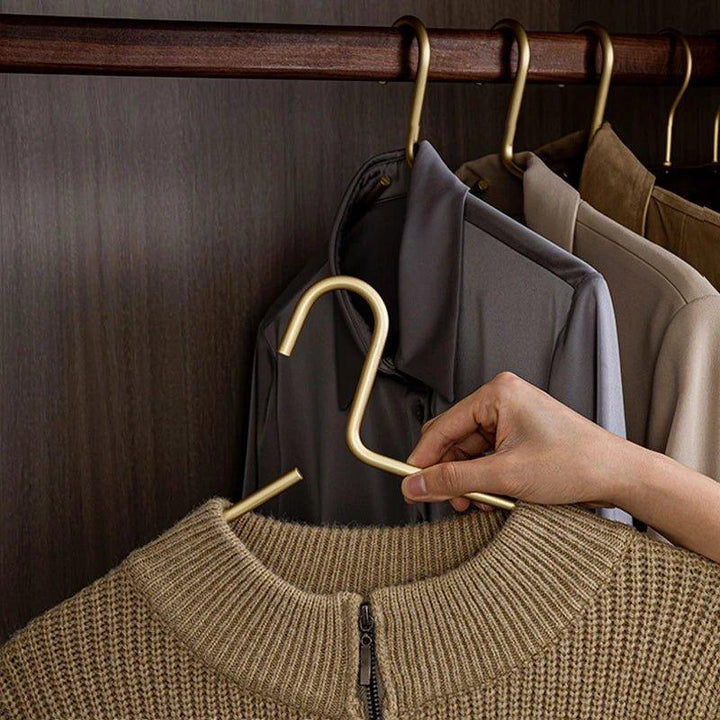 BowLift | 5 pieces of hangers made of solid matte gold/silver │ Seamless wardrobe organizer made of metal