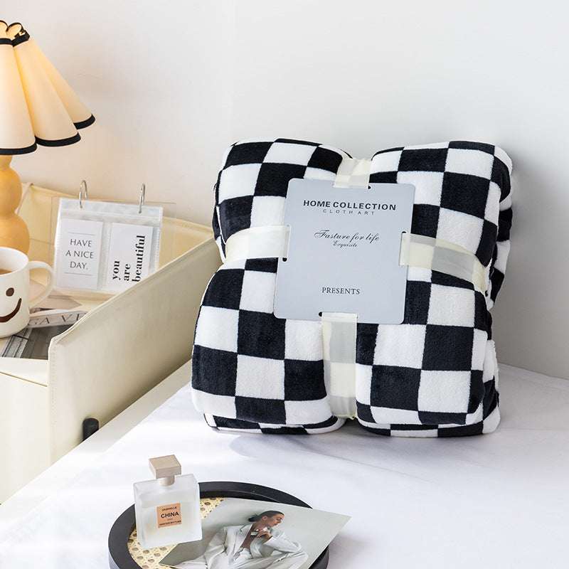 Azura | Stylish blanket in checkered pattern for your home