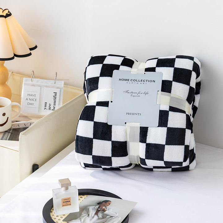 Azura | Stylish blanket in checkered pattern for your home