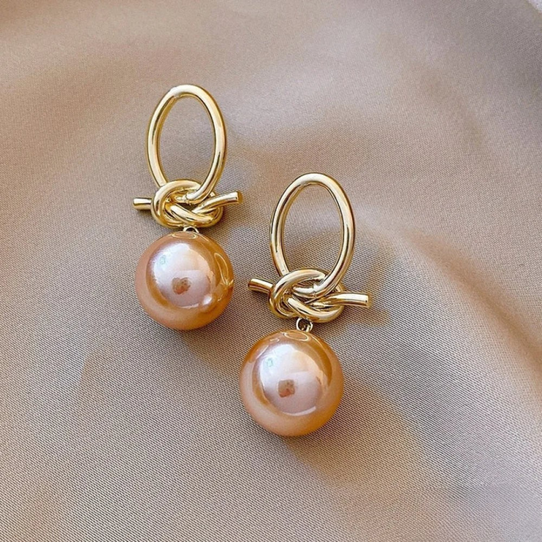 Gold earrings with pearl