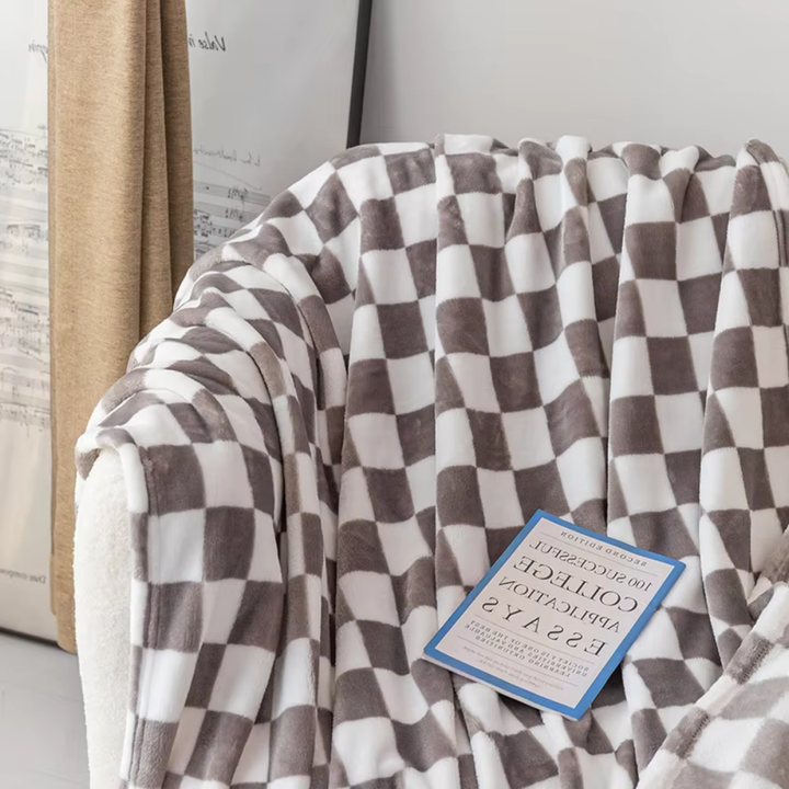 Azura | Stylish blanket in checkered pattern for your home