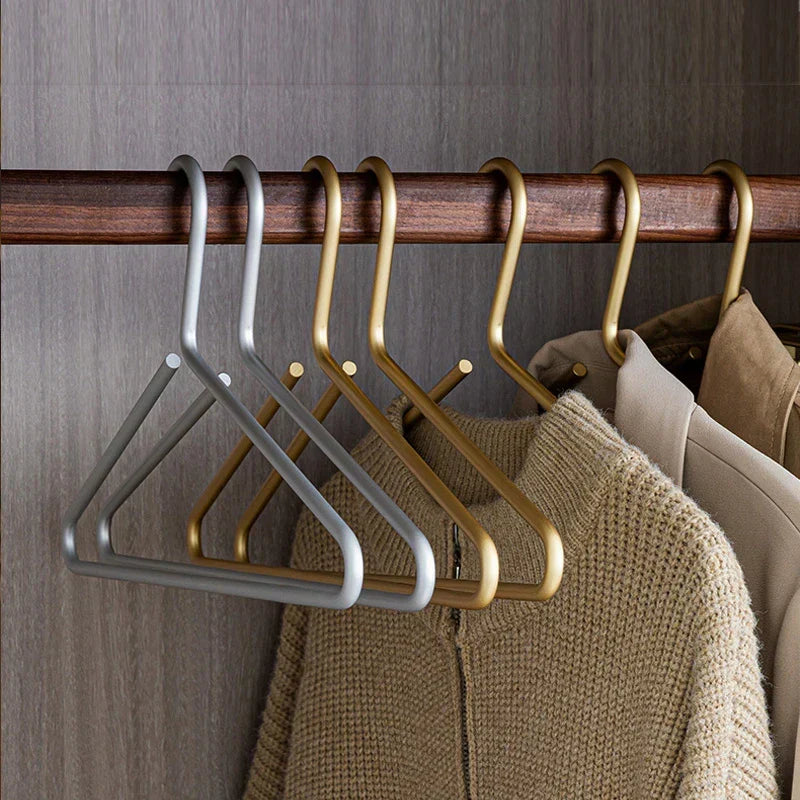 BowLift | 5 pieces of hangers made of solid matte gold/silver │ Seamless wardrobe organizer made of metal