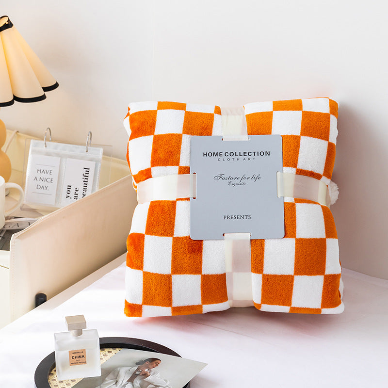 Azura | Stylish blanket in checkered pattern for your home