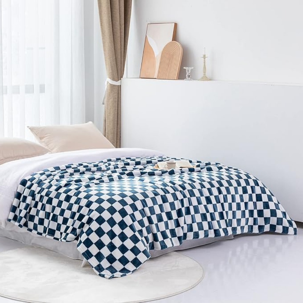 Azura | Stylish blanket in checkered pattern for your home