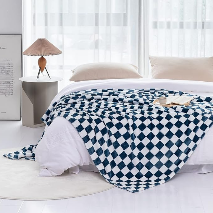 Azura | Stylish blanket in checkered pattern for your home