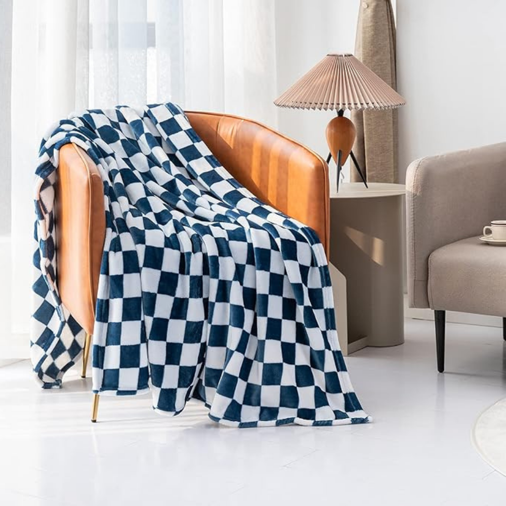 Azura | Stylish blanket in checkered pattern for your home