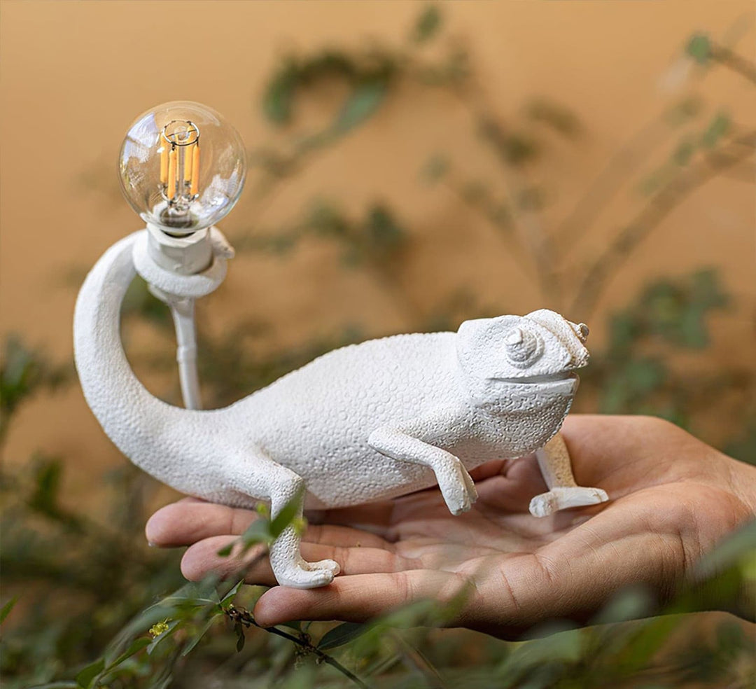 BowLift | CamouGlow – Resin Table Lamp with Charming Chameleon Detail