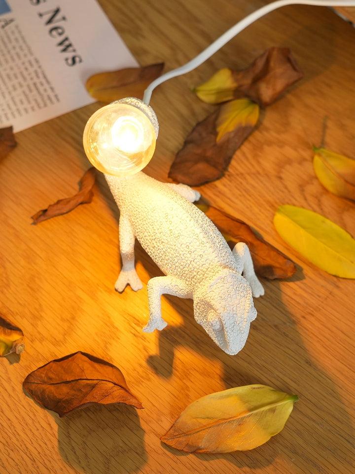 BowLift | CamouGlow – Resin Table Lamp with Charming Chameleon Detail
