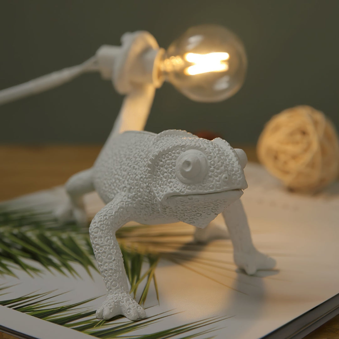 BowLift | CamouGlow – Resin Table Lamp with Charming Chameleon Detail