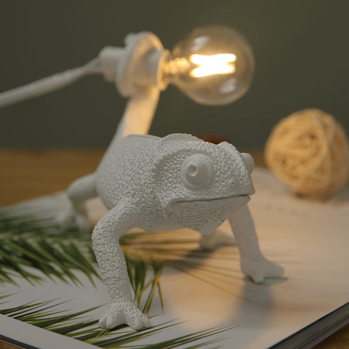 BowLift | CamouGlow – Resin Table Lamp with Charming Chameleon Detail