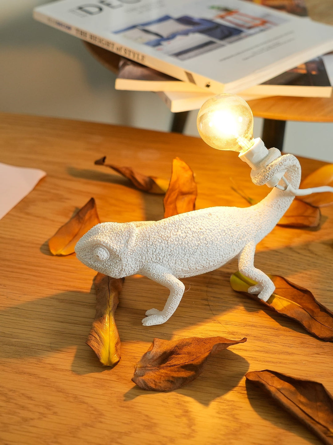 BowLift | CamouGlow – Resin Table Lamp with Charming Chameleon Detail