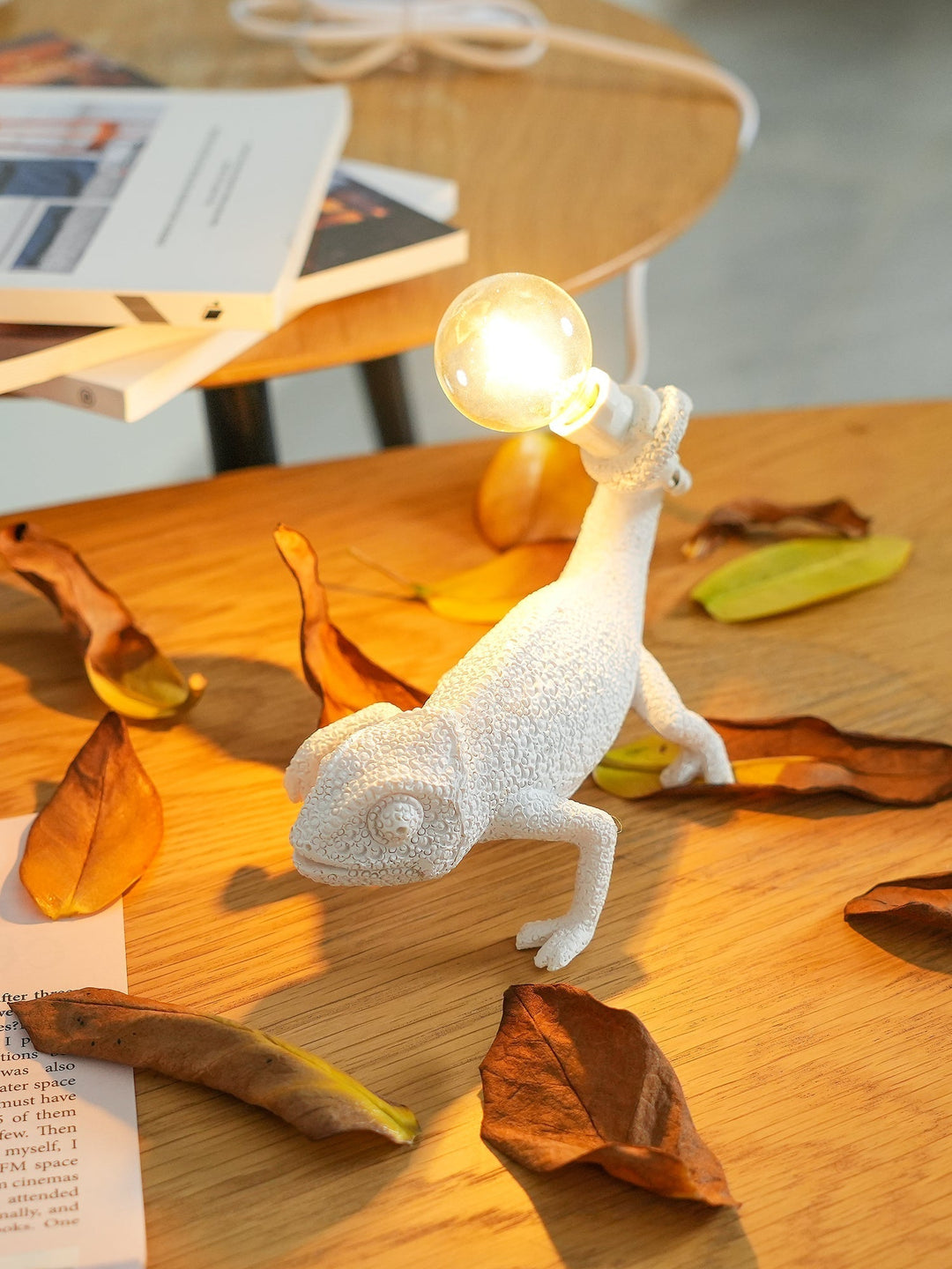BowLift | CamouGlow – Resin Table Lamp with Charming Chameleon Detail