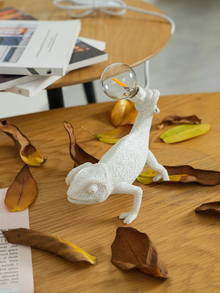 BowLift | CamouGlow – Resin Table Lamp with Charming Chameleon Detail