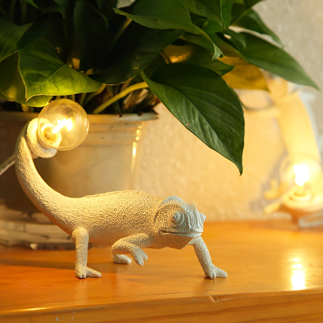 BowLift | CamouGlow – Resin Table Lamp with Charming Chameleon Detail