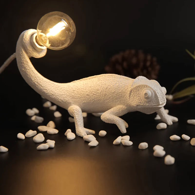 BowLift | CamouGlow – Resin Table Lamp with Charming Chameleon Detail