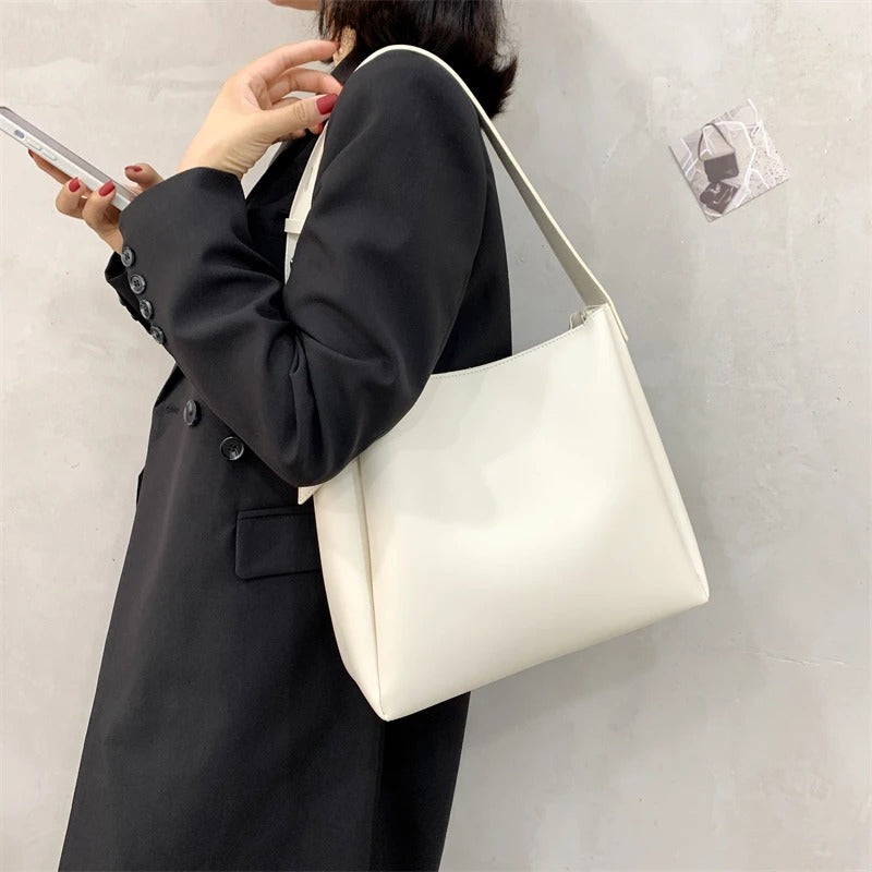 Asløg | Minimalist Shoulder Bag in Modern Cut