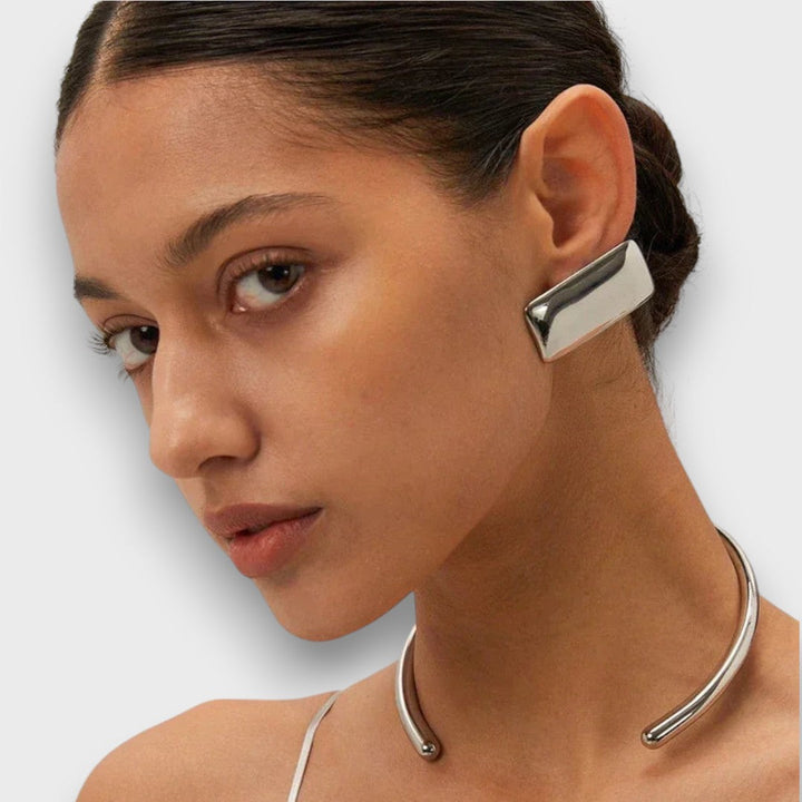Jona – Geometric Earrings with Impactful Style