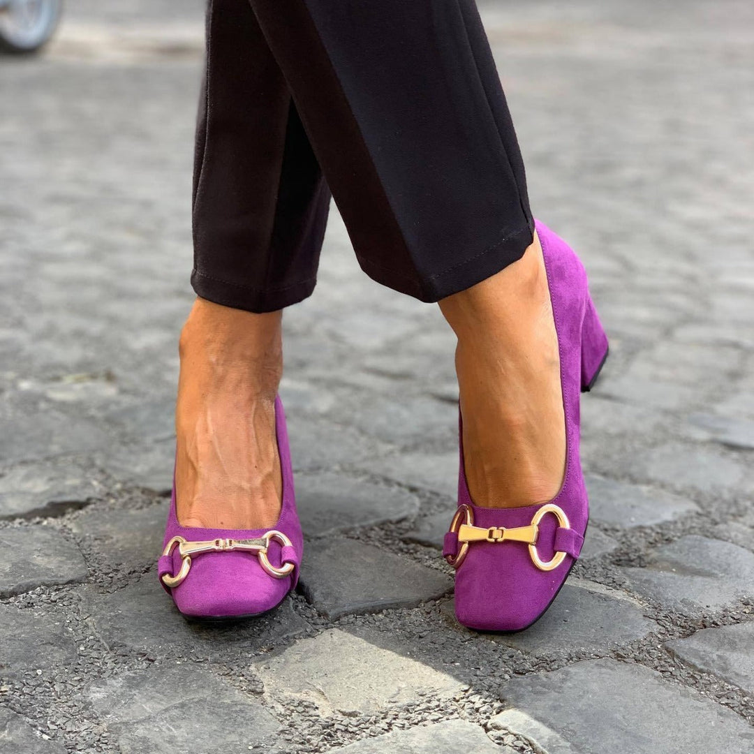 ELEGANT PUMPS WITH GOLD DETAIL