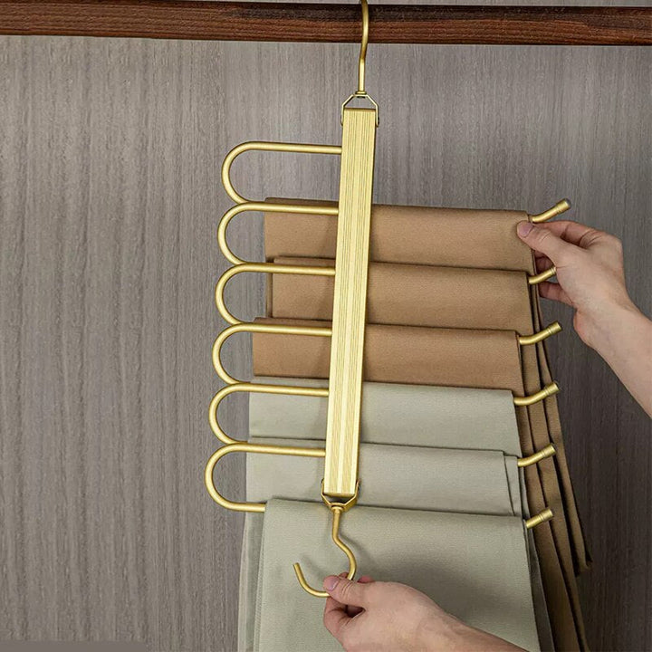 BowLift | Space-saving trouser hangers from Gardudu made of aluminum