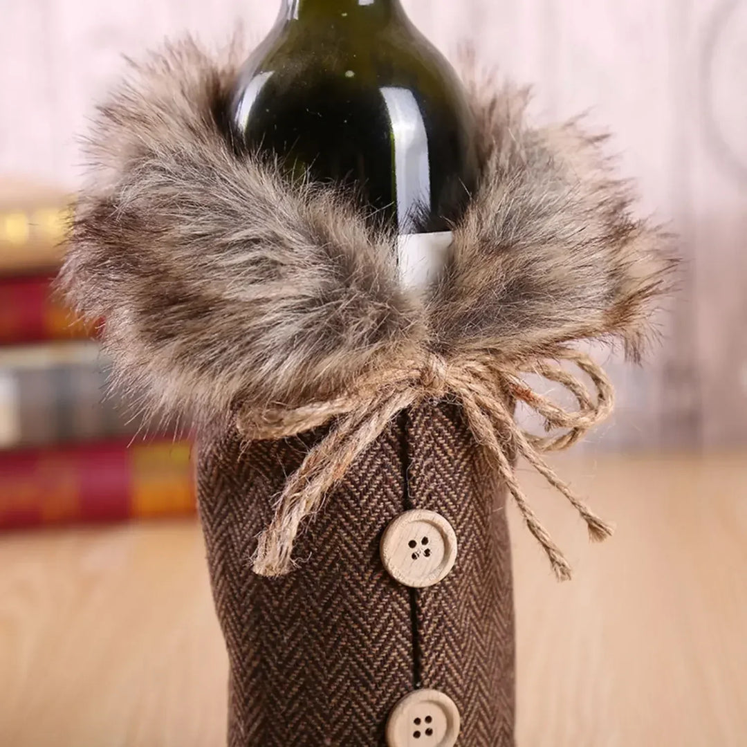 Christmas bottle cover with fur collar – festive cover for wine bottles, gnome decoration for Christmas, perfect as gift wrapping | Azura