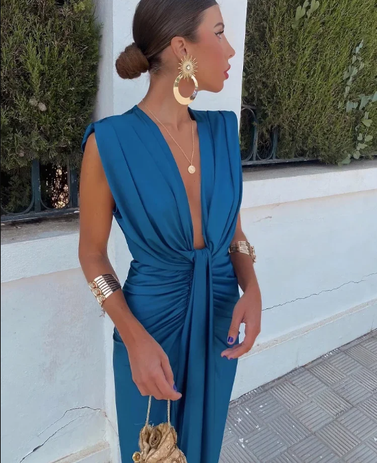 Elegant Pleated Dress - Sophisticated Woman Silhouette