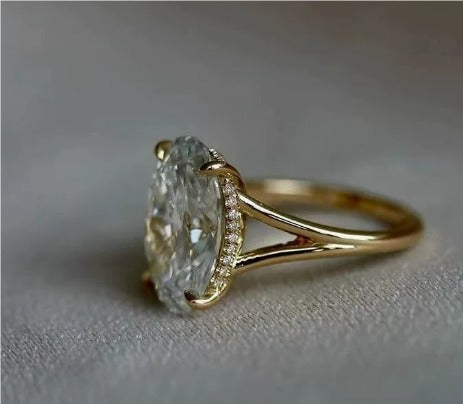 Vintage Oval Ring in Gold and Green Crystal