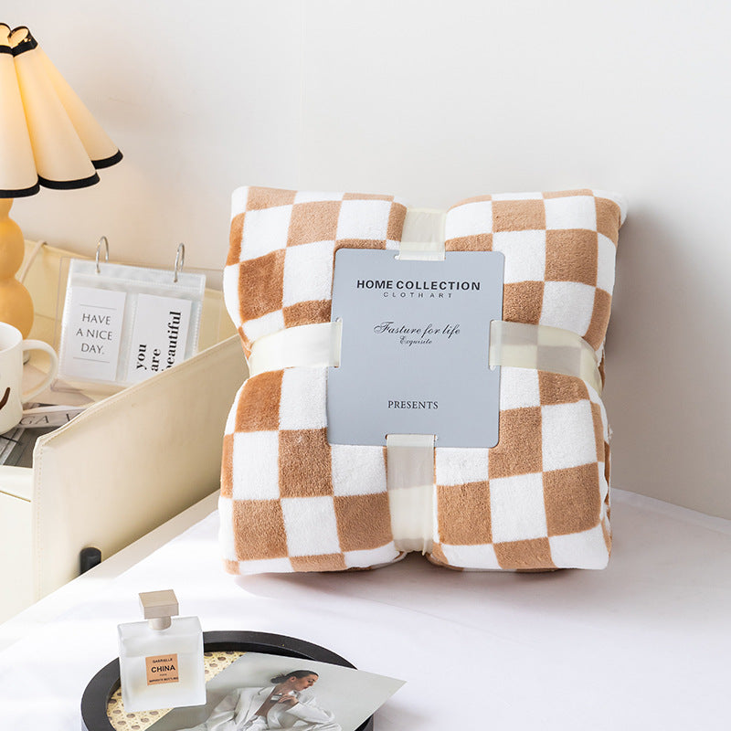 Azura | Stylish blanket in checkered pattern for your home