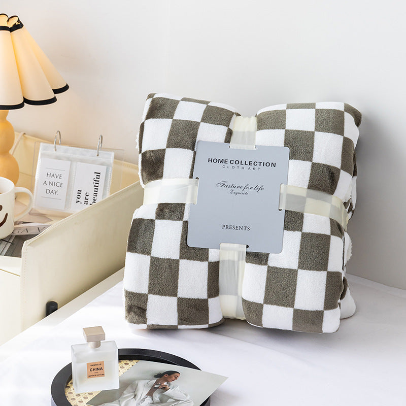 Azura | Stylish blanket in checkered pattern for your home