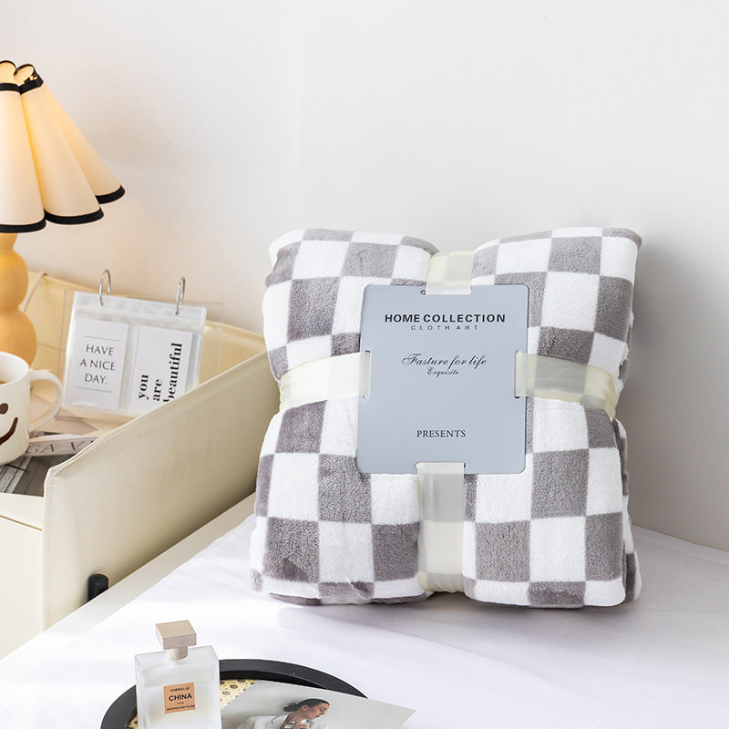 Azura | Stylish blanket in checkered pattern for your home