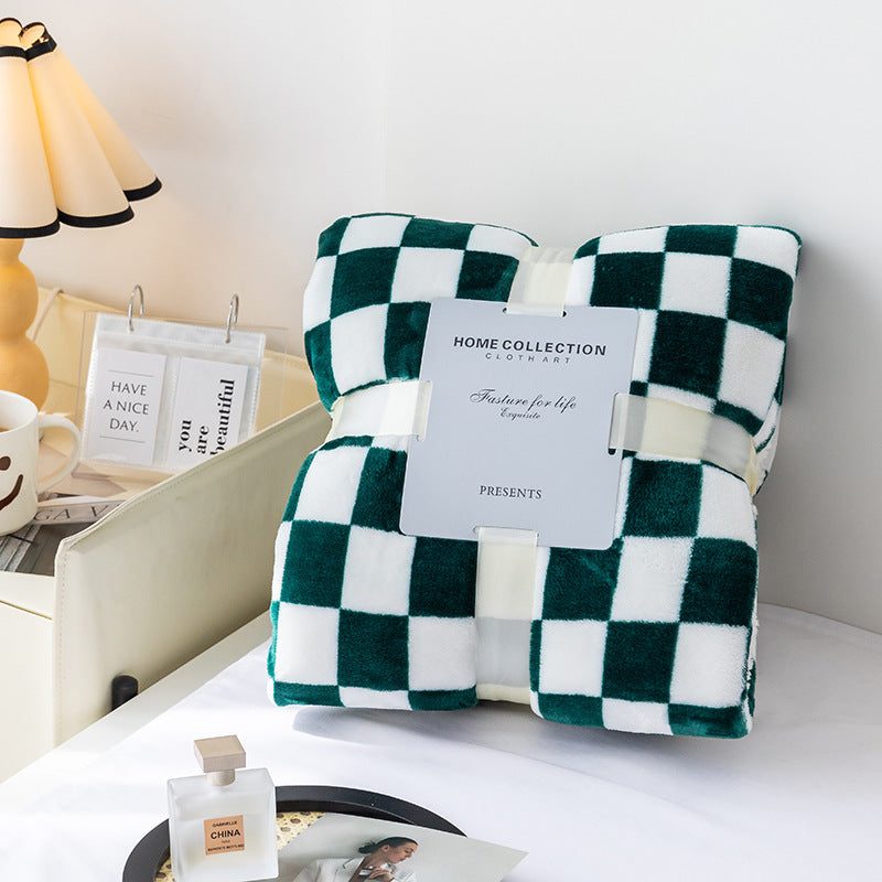 Azura | Stylish blanket in checkered pattern for your home
